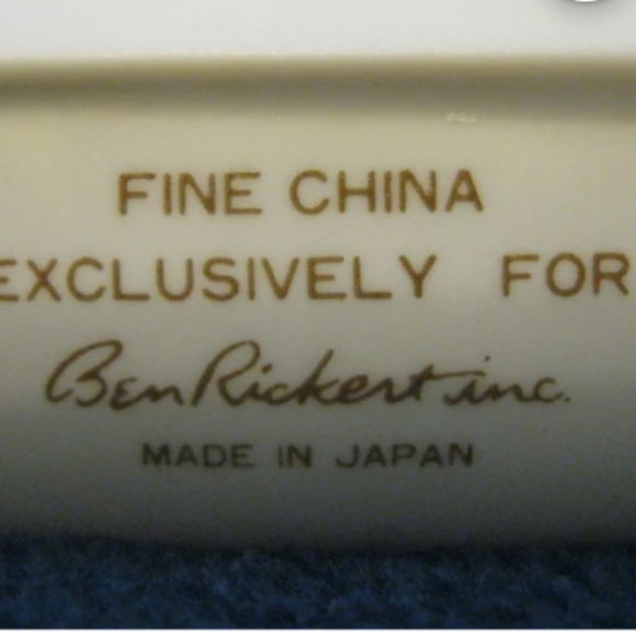 Dainty plate or soap dish by Ben Rickert Inc. featuring a flower motif. - Picture 4 of 4